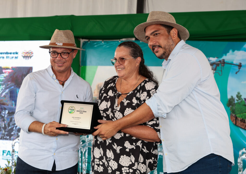 Produtores e profissionais recebem comenda do Mérito Agro no Sealba Show 2024